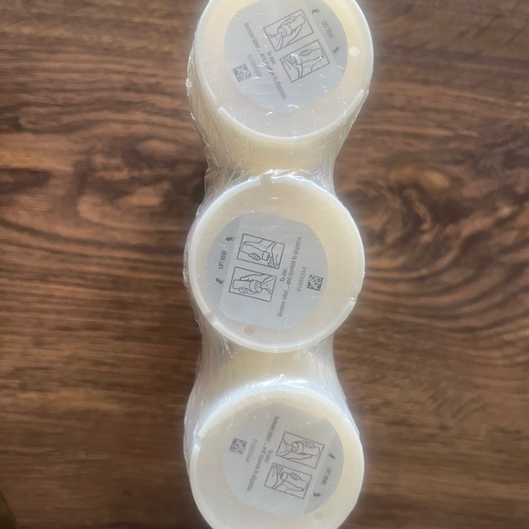 OLAY Moisture Body Wash with Shea Butter - Cream and Gold 8oz - Picture 2 of 3